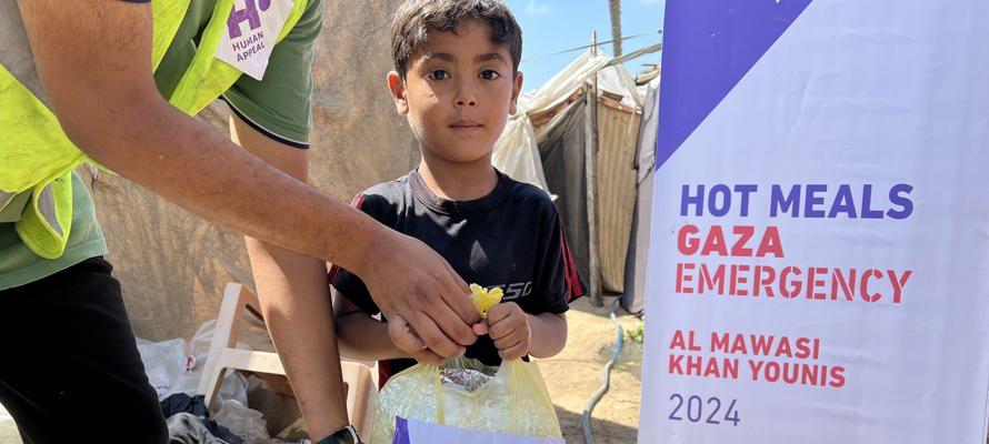 Nous distribuons des repas chauds à Khan Younis