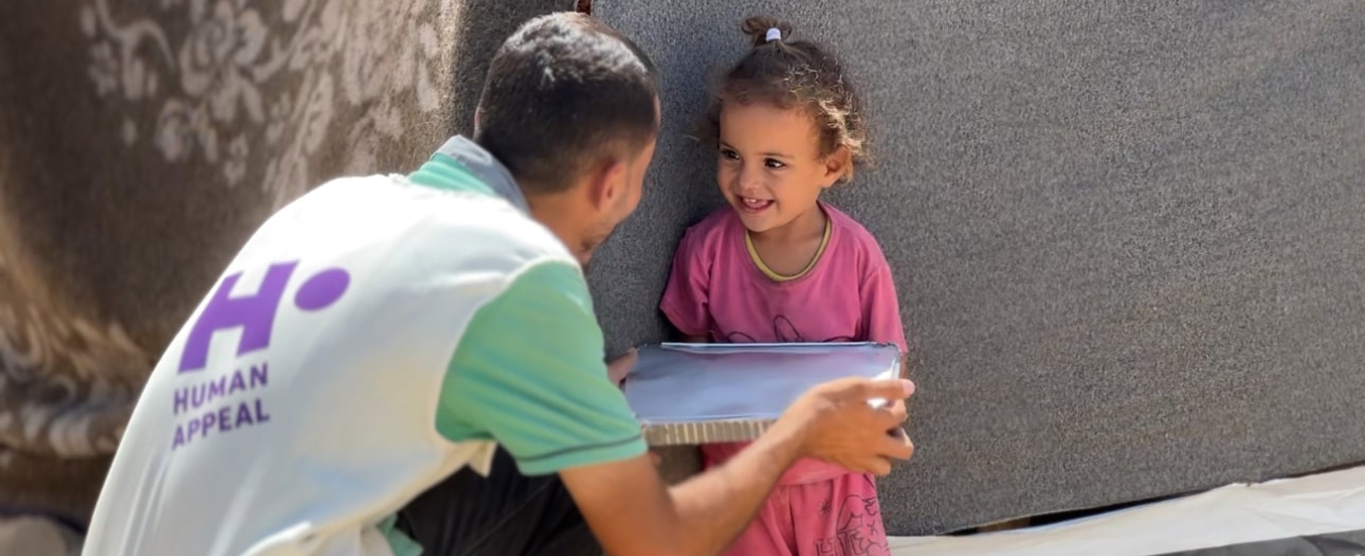 Personnel de Human Appeal offrant un repas chaud à Gaza